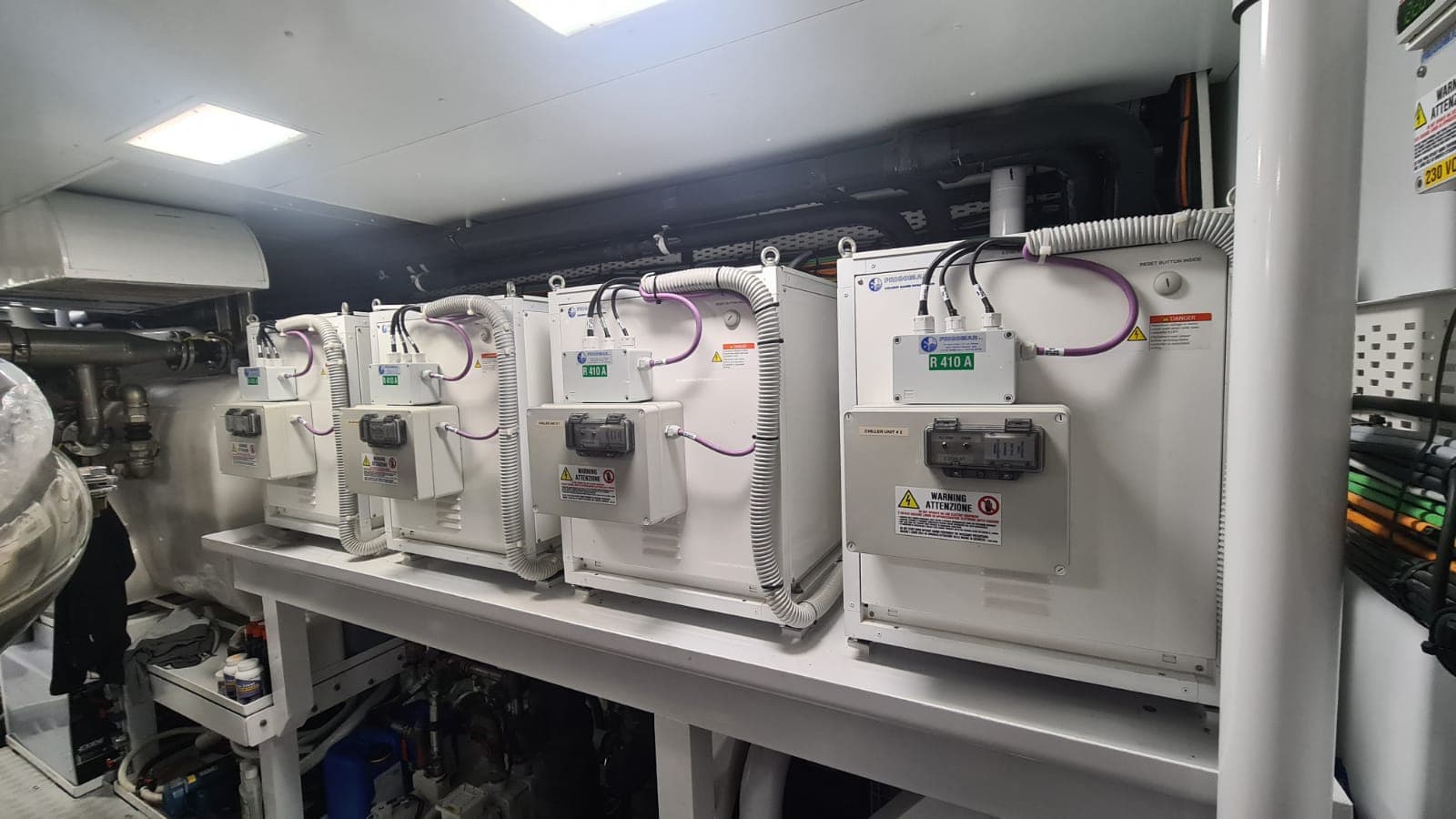 Unidad de climatización marina en mantenimiento a bordo de un superyate