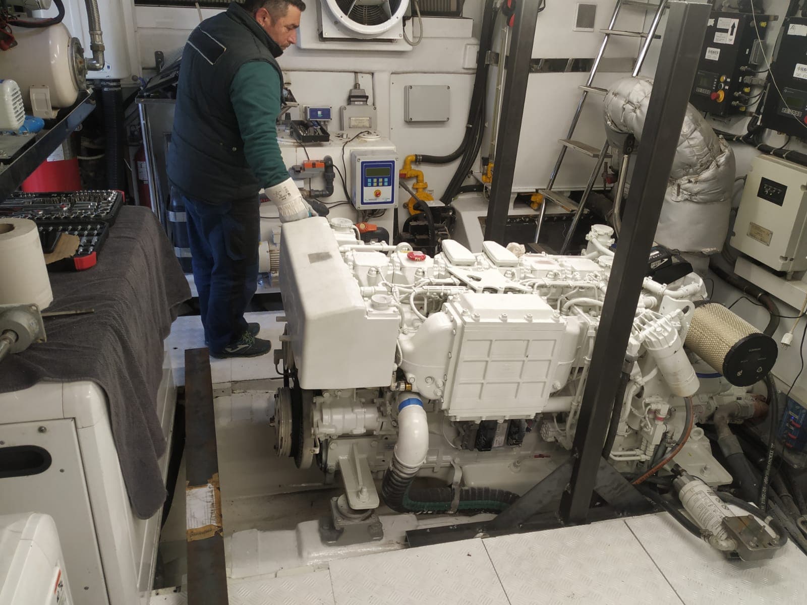 Motor principal en mantenimiento en sala de máquinas